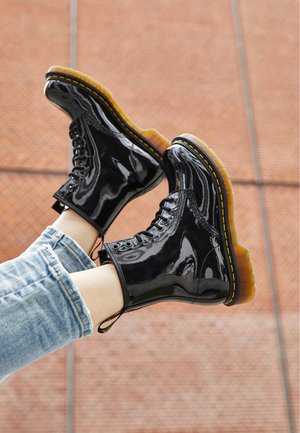 Dr. Martens, 1460 8 EYE BOOT LAMPER - Lace-up ankle boots - black