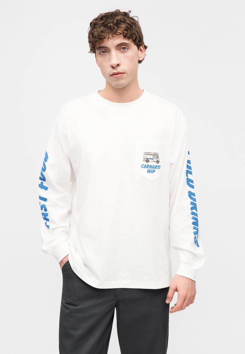 Hvid langærmet skjorte med blå tekst på ærmerne, med en lille grafik og tekst på brystlommen. Bomuldsmateriale, afslappet pasform.