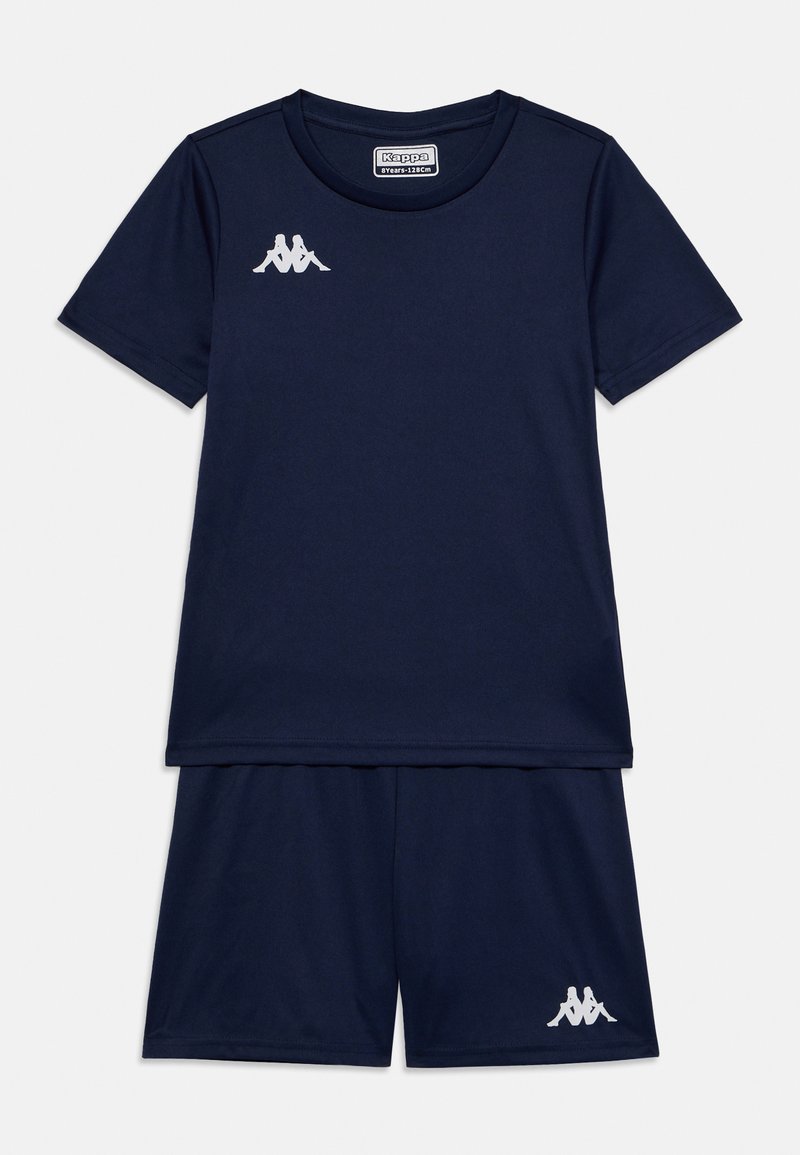 Conjunto desportivo azul-marinho feito de tecido respirável, inclui uma t-shirt de manga curta e calções, com um logo branco da Kappa em ambas as peças.