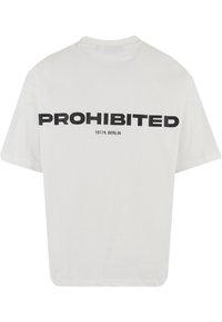 Weißes Baumwoll-T-Shirt mit boxy Schnitt, kurzen Ärmeln und auffälligem schwarzen Text auf dem Rücken: "VERBOTEN 10119, BERLIN".
