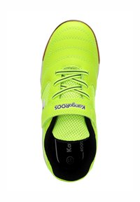 Heller neongrüner Kindersneaker mit schwarzem Innenfutter, Mesh-Zunge, elastischen Schnürsenkeln und einem Klettverschluss mit der Aufschrift "Kangaroos".