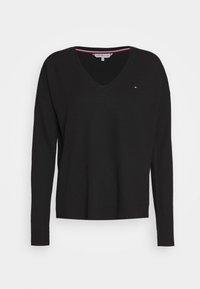 Czarny sweter z dekoltem w serek, z długimi rękawami, wykonany z materiału prążkowanego. Posiada małe logo na piersi oraz kontrastowe wykończenie przy dekolcie.