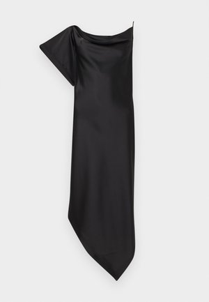 Robe noire en satin à une épaule, avec une manche courte du côté gauche et un ourlet asymétrique tombant droit.