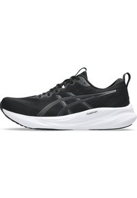 Schwarzer Sportschuh mit einem Obermaterial aus Mesh, FlyteFoam-Zwischensohle und weißer Außensohle; Merkmale sind graue Akzente und ein stromlinienförmiges Design.