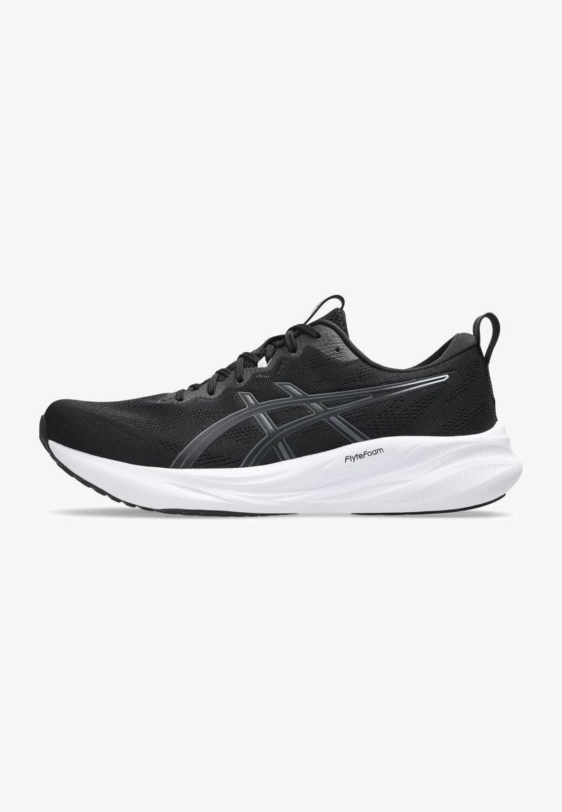 Schwarzer Sportschuh mit einem Obermaterial aus Mesh, FlyteFoam-Zwischensohle und weißer Außensohle; Merkmale sind graue Akzente und ein stromlinienförmiges Design.