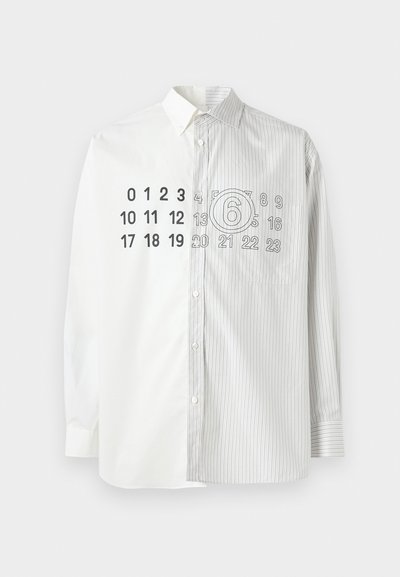 Fél fehér és fél csíkos ing, nagyméretű számnyomattal és kör alakú grafikával a bal oldalon. Szőtt pamut anyagból készült.