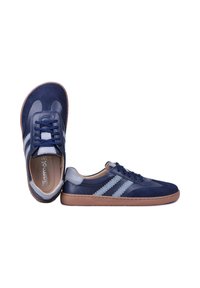 Baskets en cuir bleu marine avec des rayures gris clair et des semelles en caoutchouc naturel, une chaussure debout et l'autre couchée sur le côté.