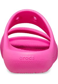 Crocs rosa con un design leggero, dotati di una suola testurizzata, fori di ventilazione e una finitura superiore liscia. Logo visibile di lato.
