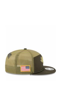 Olivgrüne Kappe mit Netzdesign, flacher Krempe, gesticktem Logo und einem Amerikanischen Flaggen-Patch an der Seite. Mit einem runden Knopf oben.