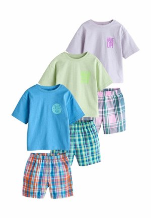Tre sæt børne T-shirts med korte ærmer og ternede shorts i pastel lilla, grøn og blå med trykte motiver på T-shirts.