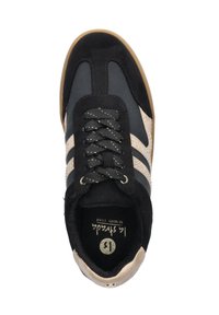 Baskets noires et grises en matériaux de daim et de cuir, avec des lacets noirs, des accents dorés et une semelle en caoutchouc beige.