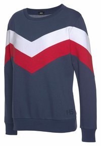 Sudadera navy con rayas en forma de chevrón blancas y rojas, cuello redondo acanalado, mangas largas y detalle de logo en la parte inferior izquierda.