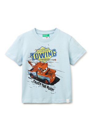 Jasnoniebieska koszulka z nadrukiem kreskówkowego, zardzewiałego samochodu holowniczego oraz napisami "Sport Cars Towing Service" i "Trust the Rust!" na przodzie.