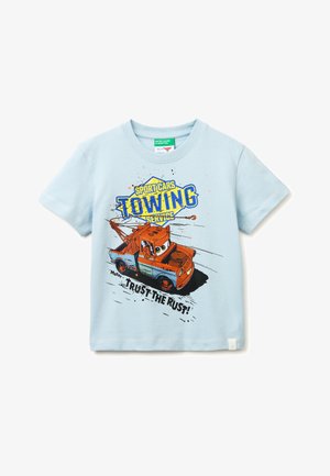 Lichtblauw T-shirt met een cartoon van een roestige bergingswagen en de tekst "Sport Cars Towing Service" en "Trust the Rust!" op de voorkant.
