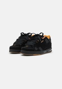 Globe SABRE - Sapatilhas - black/toffee