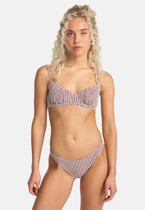 Zestaw biustonosza i bikini w czerwono-białym wzorze w kratę, z regulowanymi ramiączkami i klasycznym krojem o miękkiej fakturze.