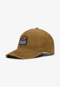 Braune Cord-Cap mit gebogenem Schirm, die an der Vorderseite ein buntes gesticktes Patch mit Bergen und "superdry" trägt.