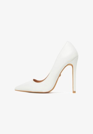 Bílá lodička na vysokém podpatku s špičatou špičkou, hladkým koženým povrchem a štíhlým jehlovým podpatkem vysokým 10 cm. Minimalistický design bez viditelných kovových prvků.