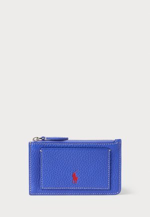 Blauwe leren portemonnee met een gestructureerd oppervlak, een ritssluiting en een voorvak met een klein rood logo. Witte stikselaccenten details.