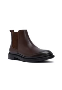 Stivaletto Chelsea in pelle marrone scuro con suola nera, pannello laterale elastico e linguetta, su sfondo bianco.
