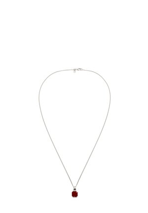 Silberkette mit einem kleinen achteckigen dunkelroten Anhänger, zentriert auf weißem Hintergrund.