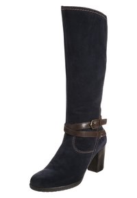 Bota de ante azul marino hasta la rodilla con una correa de cuero marrón y detalle de hebilla; presenta un tacón alto grueso y costuras en contraste a lo largo de las costuras.