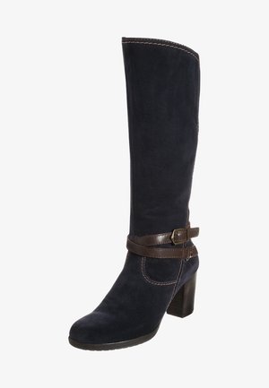 Bota de ante azul marino hasta la rodilla con una correa de cuero marrón y detalle de hebilla; presenta un tacón alto grueso y costuras en contraste a lo largo de las costuras.