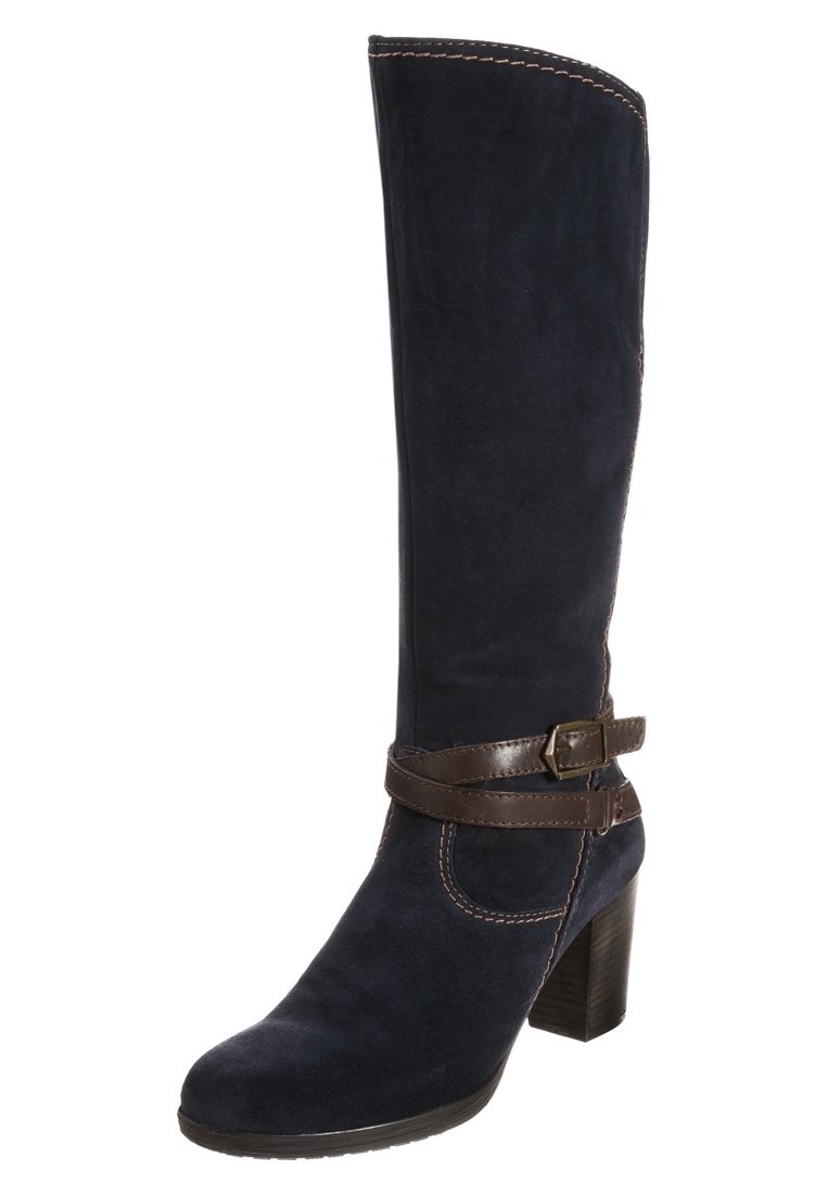 Bota de ante azul marino hasta la rodilla con una correa de cuero marrón y detalle de hebilla; presenta un tacón alto grueso y costuras en contraste a lo largo de las costuras.