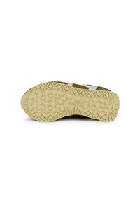 Suela de zapato con un diseño texturizado de goma. Color: marrón claro con grips estampados. Presenta un nombre de marca visible en el centro.