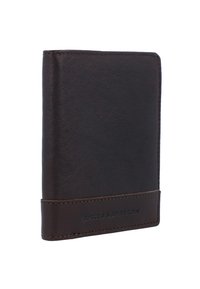 Bruine leren portefeuille met een gladde textuur, voorzien van een subtiel reliëflogo en een slank, verticaal ontwerp. Compacte vorm, minimale accenten.