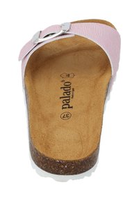 Roze textielen slide-sandaal met een zilveren gesp, kurken voetbed en een getextureerde zool. De merknaam "Palado" is op de binnenzool afgedrukt.