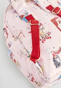 Ružový batoh s rozprávkovými ilustráciami zvierat, červenými popruhmi, zlatými kovaniami a hladkou textúrou látky so roztrúsenými hviezdami.