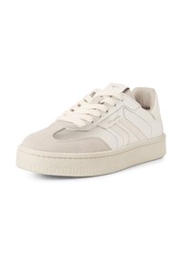 Weiße und graue Sneaker mit einem glatten Lederoberteil, Wildlederelementen, einer strukturierten Gummisohle und klassischem Schnürverschluss.