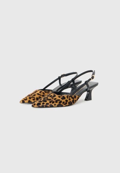 Pari di décolleté neri in pelle con punta leopardata e piccoli tacco a blocco su sfondo bianco.
