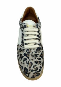 Zapatillas con estampado de leopardo y un revestimiento de cuero crema, diseño con cordones y suela de goma beige. Presenta un upper texturizado y un forro interior suave.