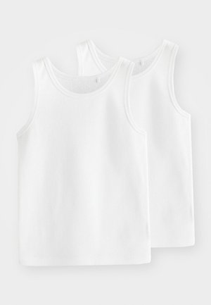 Deux débardeurs blancs en coton, avec une texture côtelée, des encolures rondes et des ourlets surpiqués. Design simple, sans motifs ni accents.