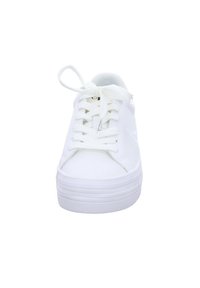 Sneaker bianco con tomaia in sintetico liscio, punta rotonda, colletto imbottito e lacci piatti. Presenta una suola in gomma spessa e strutturata.