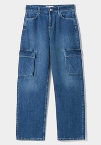 Denim cargo-housut keskipellen värissä, joissa on rento istuvuus. Niissä on kaksi suurta sivutaskua, etutaskut ja nappikiinnitys.