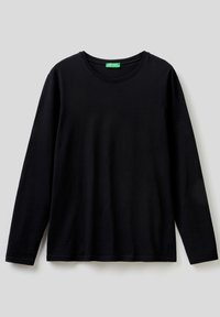 Camiseta negra de manga larga hecha de algodón suave. Diseño simple de cuello redondo con costuras mínimas y dobladillo recto. Sin estampados ni acentos.