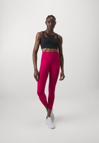 Stronger SHAPING CUT OUT BRA - Sujetadores deportivos con sujeción media - black
