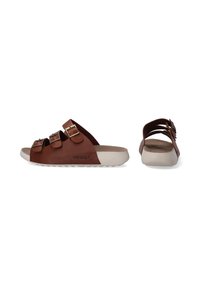 Bruine lederen slidesandalen met drie verstelbare banden met zilveren gespen. Dikke witte zool met een gestructureerde onderkant voor grip.