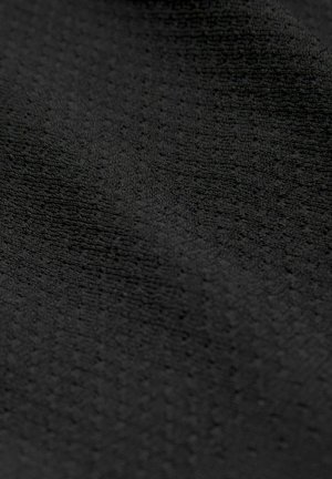 Struktuurne must kangas peene mustriga, millel on pehme, mati pind ja õhukesed horisontaalsed ja vertikaalsed jooned üle pinda.