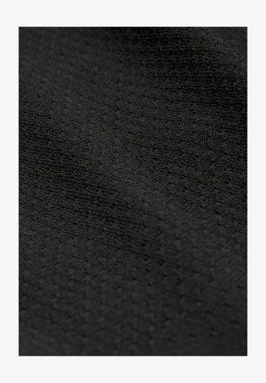 Strukturierter schwarzer Stoff mit einem subtilen Muster, das über eine weiche, matte Oberfläche und feine horizontale sowie vertikale Linien verfügt.