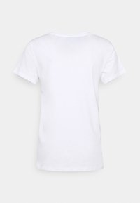 T-shirt en coton blanc avec un col rond et des manches courtes. Texture lisse avec un design uni et sans logos ni motifs visibles.
