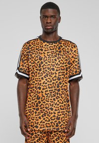 Urban Classics Camiseta estampada - orangeleopard