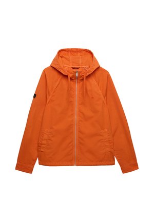 Veste à capuche orange avec fermeture éclair à l'avant, capuche avec cordon de serrage, poches latérales et manches longues, présentée sur un fond blanc.