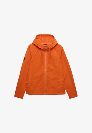 Veste à capuche orange avec fermeture éclair à l'avant, capuche avec cordon de serrage, poches latérales et manches longues, présentée sur un fond blanc.