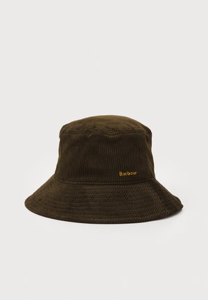Bob en velours côtelé marron foncé, à large bord et orné du logo jaune Barbour, présenté sur un fond uni.