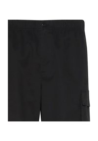 Short cargo léger noir avec taille élastique, fermeture par bouton et poche latérale avec rabat sur la jambe droite.