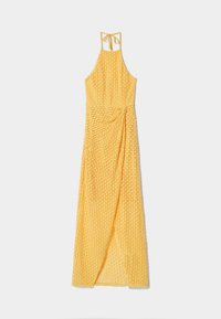 Gul halterneck-klänning med knytdetalj, som har ett texturerat tyg och en sidoklyvning för extra design. Lång och flödande siluett.